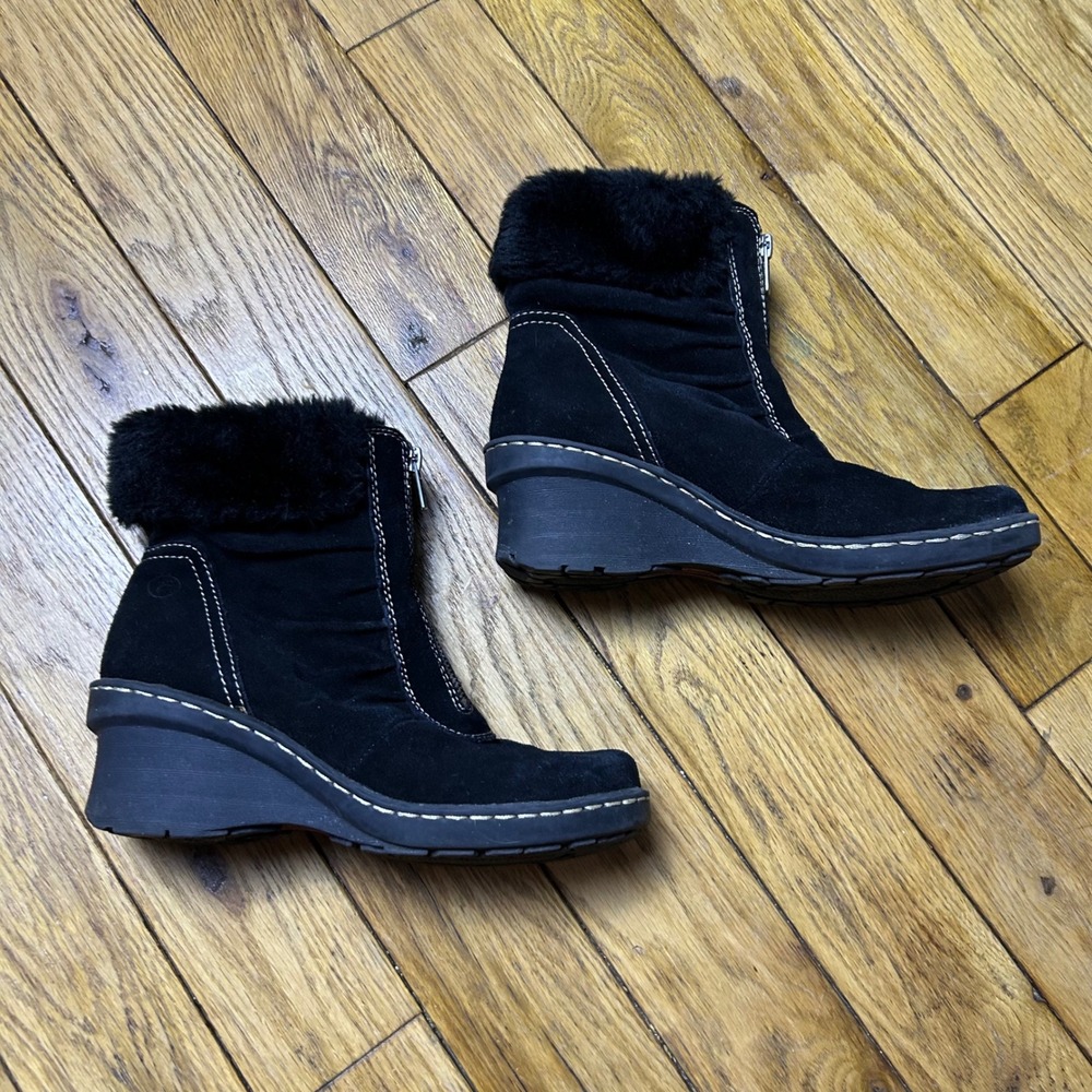 Baretraps Canella Black Suede Faux Fur Trim Front Zip Wedge Ankle Boots 8M